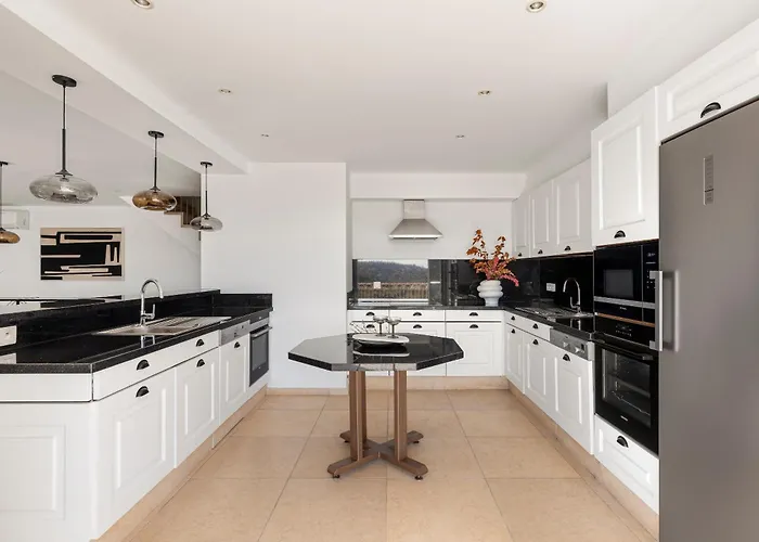 ヴィラ Raphael レ・ズィサンブル